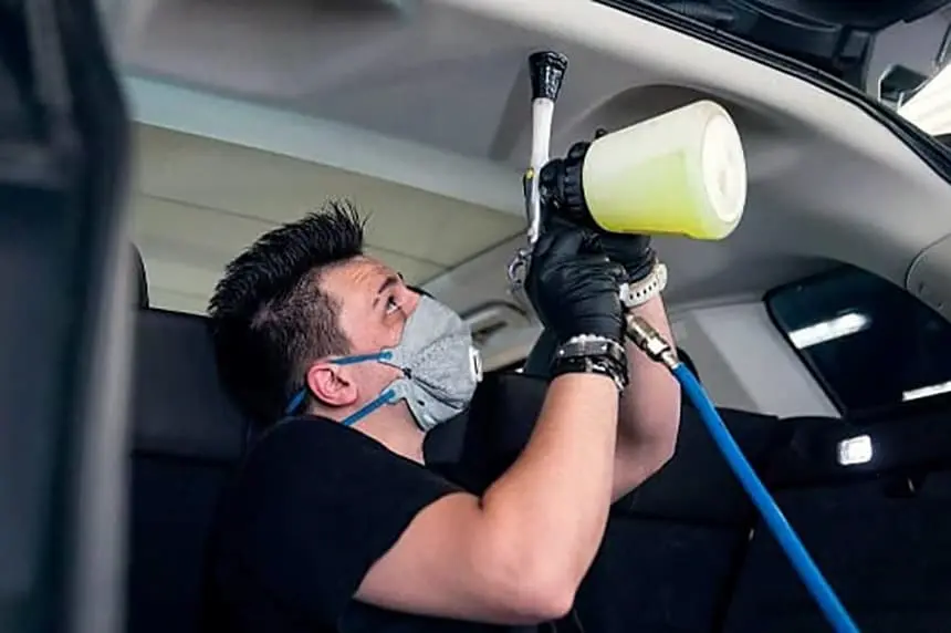 Tehnician detailing verifică caroseria